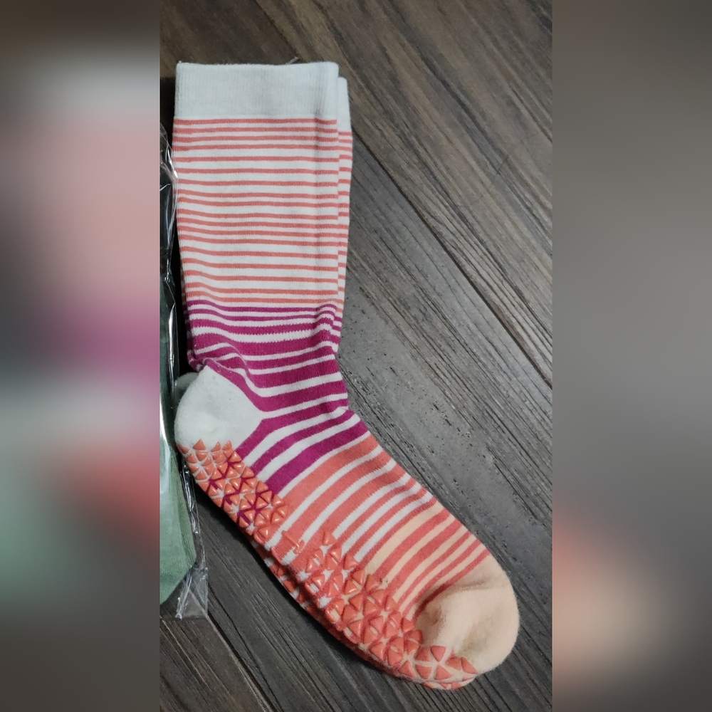 Tavi Kai Grip Socks, size Small